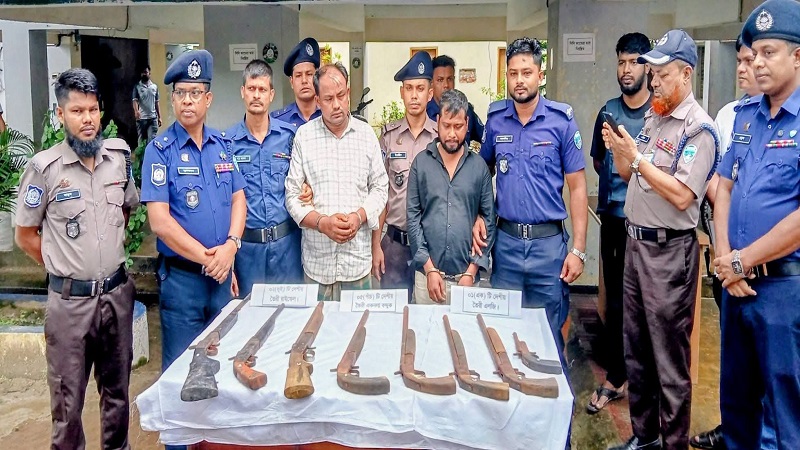মহেশখালীতে চেকপোস্টে সিএনজি থেকে ৮ আগ্নেয়াস্ত্র উদ্ধার,গ্রেপ্তার ২
